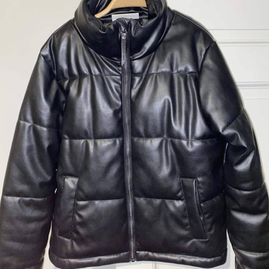 Pufferjacka i läderimitation