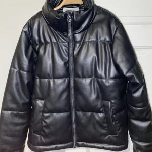 Pufferjacka i läderimitation  - Köpt på sellpy för ca 1 år sedan. Jackan är ifrån märket Noisy may och är i storlek S❤️ Säljer då den inte längre kommer till användning.  Kontakta mig vid frågor🥰 