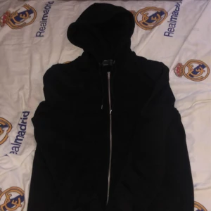 svart zip up hoodie - nt längre min stil, för stor, storlek M, inga flaws, använd 3 gånger max, nypris 450kr,