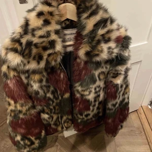 Zadig Voltaire jacka - Säljer snyggaste zadig pälsjackan som jag tyvärr inte får använding av!! Assså coolaste jackan😍 orginalpris 5000 och pris diskuterbart! Är även öppen för byten👍🏼👍🏼 Sista bilden är på mig och är en screenshot från en video hehe😸