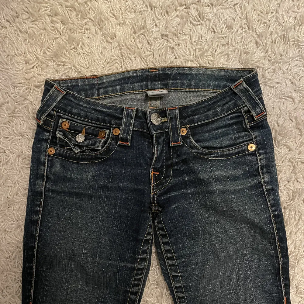Säljer dessa superfina jeans från true religion då de inte passar mig❤️ De är lågmidjade och lite utsvängda🥰 Storlek 24. Jeans & Byxor.