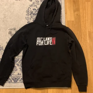 Svart tröja - Har haft tröjan i 3-4 månader 