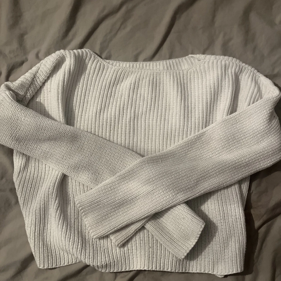 Vit stickad tröja med utvängda armar  - 1