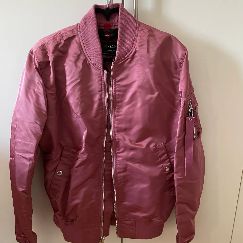 Söt rosa bomberjacka från Alpha Industries. Helt ny aldrig använd. Nypris 1800 kr. Jackor.