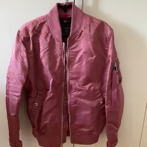 Söt rosa bomberjacka från Alpha Industries. Helt ny aldrig använd. Nypris 1800 kr