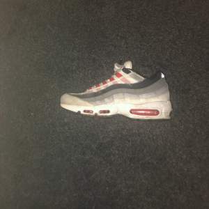 Säljer mina röd/vita air Max 95 för runt 800-900kr, original pris 2100kr men säljer dom bilist för dom är använda och har haft dom i 1 år, storlek 41, skriv om du vill diskutera pris och vill ha bilder och allt, dom är lite smutsiga men jag kan tvätta dom