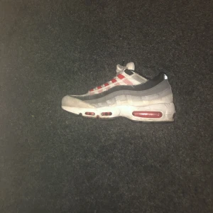 Air Max 95 - Säljer mina röd/vita air Max 95 för runt 800-900kr, original pris 2100kr men säljer dom bilist för dom är använda och har haft dom i 1 år, storlek 41, skriv om du vill diskutera pris och vill ha bilder och allt, dom är lite smutsiga men jag kan tvätta dom