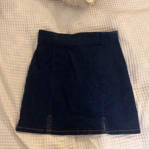 Helt oanvänd fejk jeans kjol! Väldigt stretchiga 🫶🏻Mörkblå, passar small/medium 💕 säljer för den kommer inte till användning tyvärr! Lite high waisted  med dragkedja där bak 🫶🏻