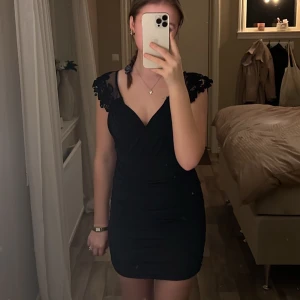 Klänning - Jag säljer denna snygga klänningen❤️‍🔥 Den har så snygga detaljer både i fram och i ryggen😊 På bild tre ser man också hur materialet ser ut i sidorna💓 Skicket är 10/10 och den är i storlek 36/38