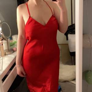 Röd klänning/ natt linne bara provat då den inte kommer till användning.