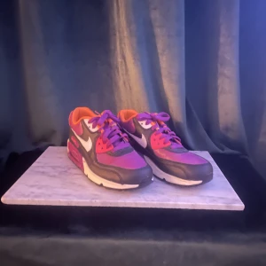 Nike skor - Knappt använda Nike skor. Använt 1-2 gånger inomhus, aldrig gått med utomhus.