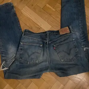 Säljer Levi’s jeans! Säljer pga kommer inte till användning💖💖💖