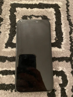iPhone 11 - Begagnad iPhone 11 Svart Vattenskadad, sätts inte på.