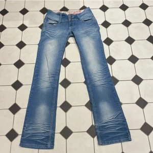 Lågmidjade bootcut jeans - Supersnygga lågmidjade jeans som tyvärr är för små för mig. Köpta här på plick. Midjemått tvärs över 34cm innerbenslängd 78cm