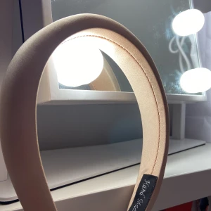 Populärt diadem 🫶🏼💘 - Otroligt fint o populärt diadem💞 Säljs pga att jag har många andra diadem och håraccesoarer. 🫶🏼🫶🏼