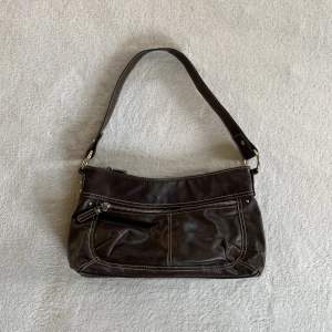 Vintage brun väska med silverdetaljer i mellanstorlek, från okänt märke! Perfekt som skolväska 🖤