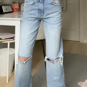 Superfina raka jeans från Gina tricot🤩knappt använda så i jättefint skick:)