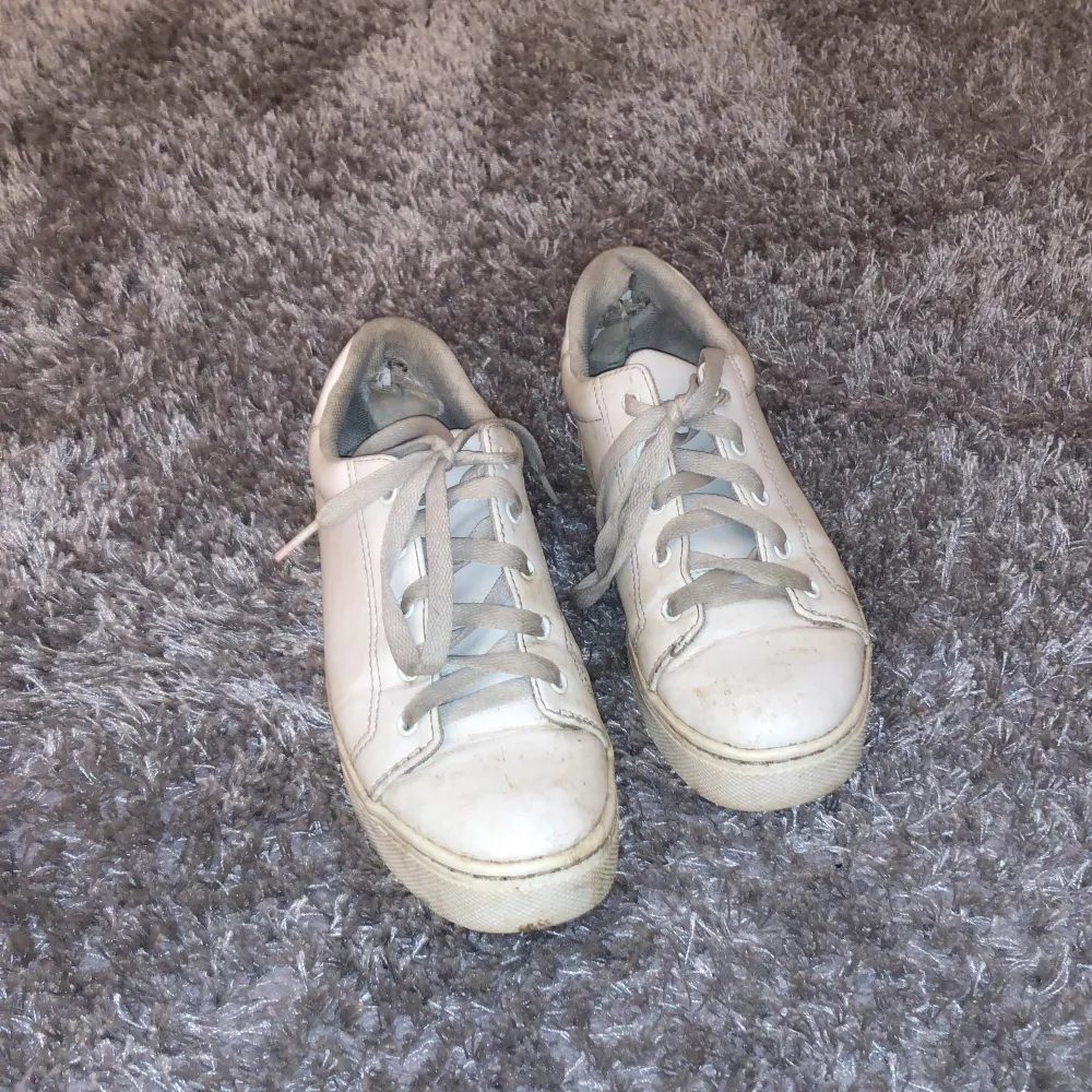 Ett par vita sneakers i använt skick, men sparsamt använda. Dom är lite slitna vid hälarna, storlek 36 och passar mig som har 36/37 🤍 dom tvättas innan jag säljer.. Skor.