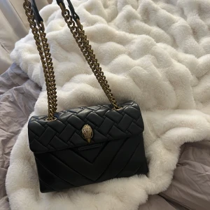 Kurt Geiger  - Säljer min fina Kurt Geiger väska! Lägger ut en ny anons då det var många oseriösa bud! Så fint skick och inga slitningar! 💘 köp dirket för 1850
