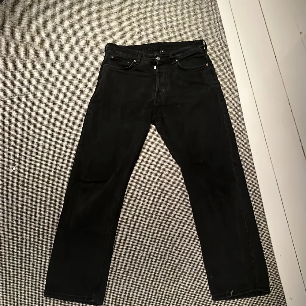 Weekday space jeans, säljer pga att jag inte gillar passformen. Bra skick. Storleken är 31/32. Original pris 600kr. Jeans & Byxor.