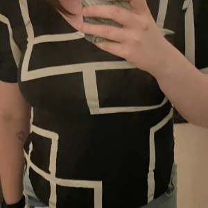 Svart och vit tröja - stretchig lite u-ringad