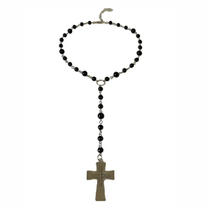 Black Cross Necklace  - Svart handgjord halsband🖤🫶  Bjuder på gratis frakt 🚚 Betalning sker via swish, skriv vid intresse 💗
