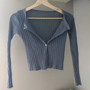 Thin Blue Cardigan - Söt blå cardigan med knäppning.  Använd några gånger men i bra skick.  Storleken är XS ♥️