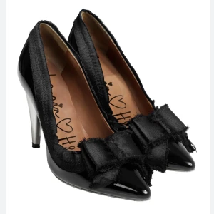 Pumps - Svarta pumps i lackläder från Lanvin for H&M kollektionen, aldrig använda. Nypris 1499kr, säljer för 650kr. Storlek 37