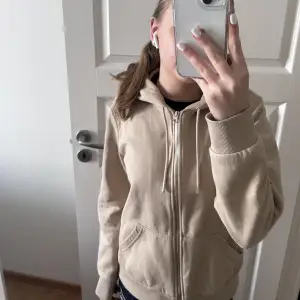 Säljer denna zip up hoodien från h&m. Storlek S men passar M🧡🧡🧡