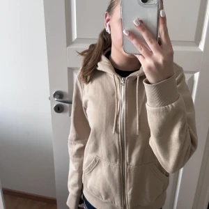 Zip-up hoodie - Säljer denna zip up hoodien från h&m. Storlek S men passar M🧡🧡🧡