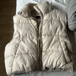 Väst - Säljer nu min väst som är super fin i skicket och helt felfri, den är inte för tunn och är lite puffed i modellen. använd fåtal gånger och är som ny.