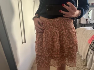 Trendig kjol  - Denna kjolen är riktigt trendig och vacker i mönstret! Älskar färgerna som matchar till väldigt mycket.