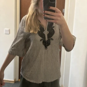 Blus  - Säljer en jättefin randig blus. Den kommer ifrån masai copenhagen. Säljer för 400kr + frakt. Skriv för flera frågor!💕