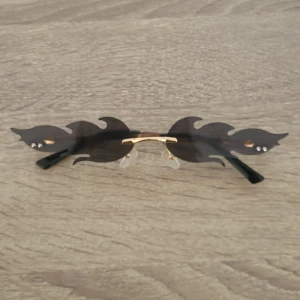 🔥Flamiga glasögon🔥 - 🔥Snygga glasögon🔥! I svart🖤 Använder Aldrig Därför Måste Sälja💬