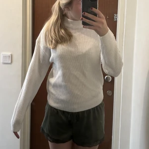 Vit stickad tröja  - Säljer min jättefina vita tröja, ifrån new yourker, som är helt oanvänd. Det är en tråd som sticker ut men den går att klippa av. (Kolla bild 2) säljer för 150kr+ frakt. Det skriv för frågor!💕