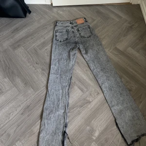 Grå jeans med slits - Högmidjade grå långa jeans med slits från Zara! Helt slutsålda på hemsidan. Strl 34/XS!
