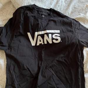 Svart Vans tshirt med tryck. I storlek xl (14år) så som en S. Fint skick 