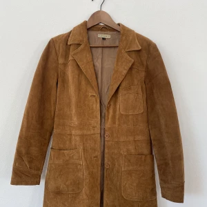 Mocka kappa  - Jättefin mocka kappa i äkta läder, köpt secondhand! Lite slitningar i fodret innuti annars i bra skick men använd.