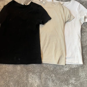 Tajta Tröjor ifrån H&M - Knappt använda.  Alla är i strl M men sitter som  S  250 kr  för alla 3