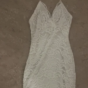 Studentklänning - En studentklänning, även festklänning. Den är väldigt tajt och formar ens kropp jätte fint! Mer bilder kan skickas privat❤️