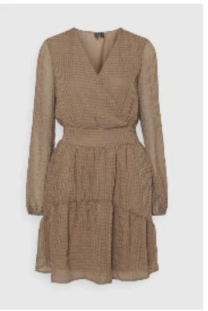 Klänning  - Säljer en jätte fin klänning från Vero Moda som är använd 2 gånger bara!💕för bättre bilder är det bara att kontakta💕🤍