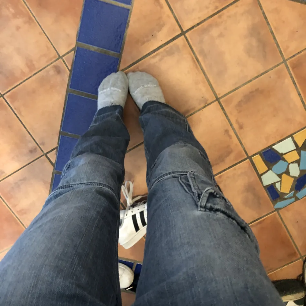Ett par jeans med ficka på sidan av benen . Jeans & Byxor.
