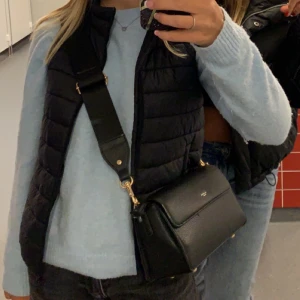 Ulrika väska - Jättesnygg väska från märket Ulrika. Nypriset ligger på 500. Säljer då jag har köpt en ny väska. Jättebra skick, finns 2 olika ”kedjor” eller band till💗