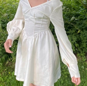 Vit klänning från PLT - XS, perfekt till studenten eller midsommar. Nyskick!