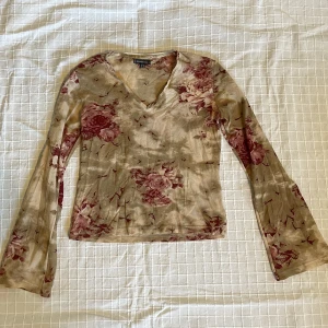 Blommig topp - Blommig mesh topp. Står storlek 38 men skulle säga 34-36 Frakt tillkommer 💖