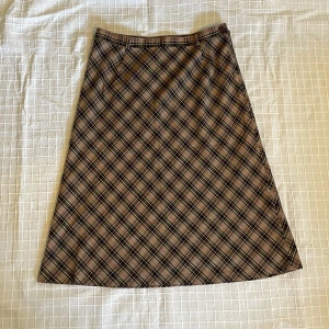 Rutig kjol - Halvlång rutig kjol 💘 Står storlek 42 men skulle säga 40 typ, kan nog även passa 38! Midja: 80cm Längd: 68,5cm 