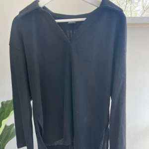 Långärmad tröja - Långärmad stickad tröja med V-ringning vid halsen. Den är i storlek S men fungerar som M och är från Gina Tricot😊