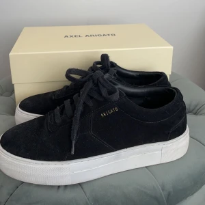 Axel arigato skor - Säljer ett par så snygga Axel arigatos skor i mocka dem är knappt använda och köptes i höstas, de kommer rengöras innan de fraktas såklart❤️ priset kan inte förhandlas eftersom dem är typ helt nya (ny pris 2300kr) 