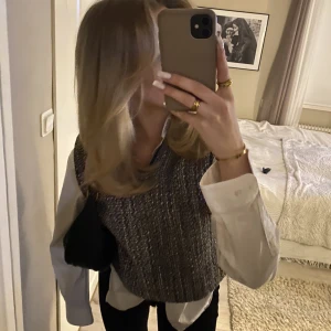 Väst  - Fin svart/vit väst i bra kvalite! Den är i XL men passar bra på mig som använder S/M. Nästan helt oanvänd🤍🤍
