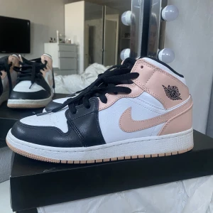 Air Jordan 1 mid (GS) - Säljer mina superfina Jordan Mids!! Knappt använda och i relativt nyskick, endast lite creasade (se bild 3). I färgen white/arctic orange-black i storlek 38. (crimson tint) Kommer i orginalkartonen ❤️‍🔥